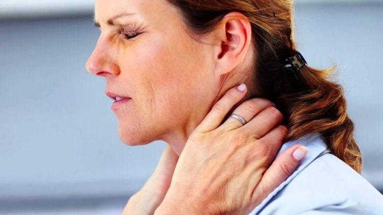 Il mal di schiena al collo è una sindrome riflessa dell'osteocondrosi cervicale