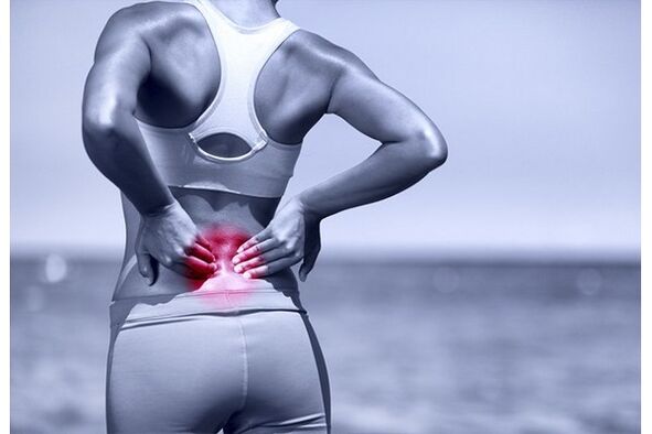 La schiena nella regione lombare può far male a causa di uno sforzo fisico eccessivo