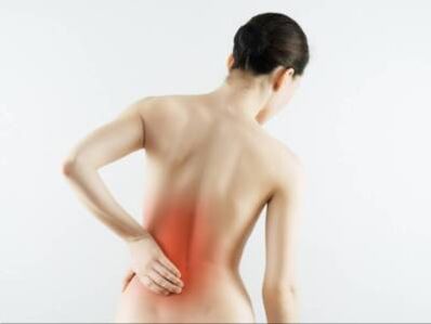Mal di schiena nella regione lombare di una donna