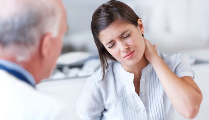 Un paziente con segni di osteocondrosi cervicale durante una consultazione con un medico
