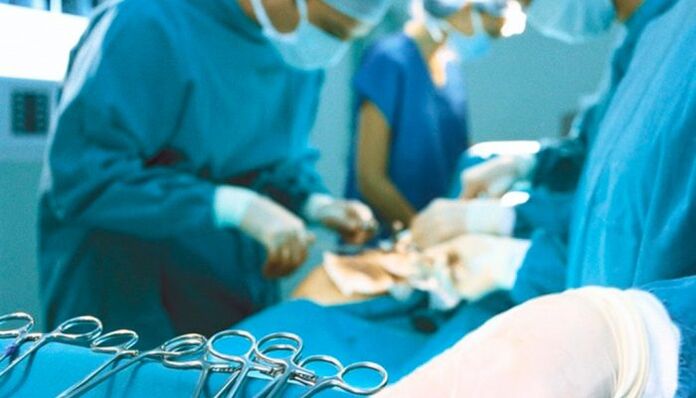 Un’ernia del disco nella colonna cervicale può richiedere un intervento chirurgico. 
